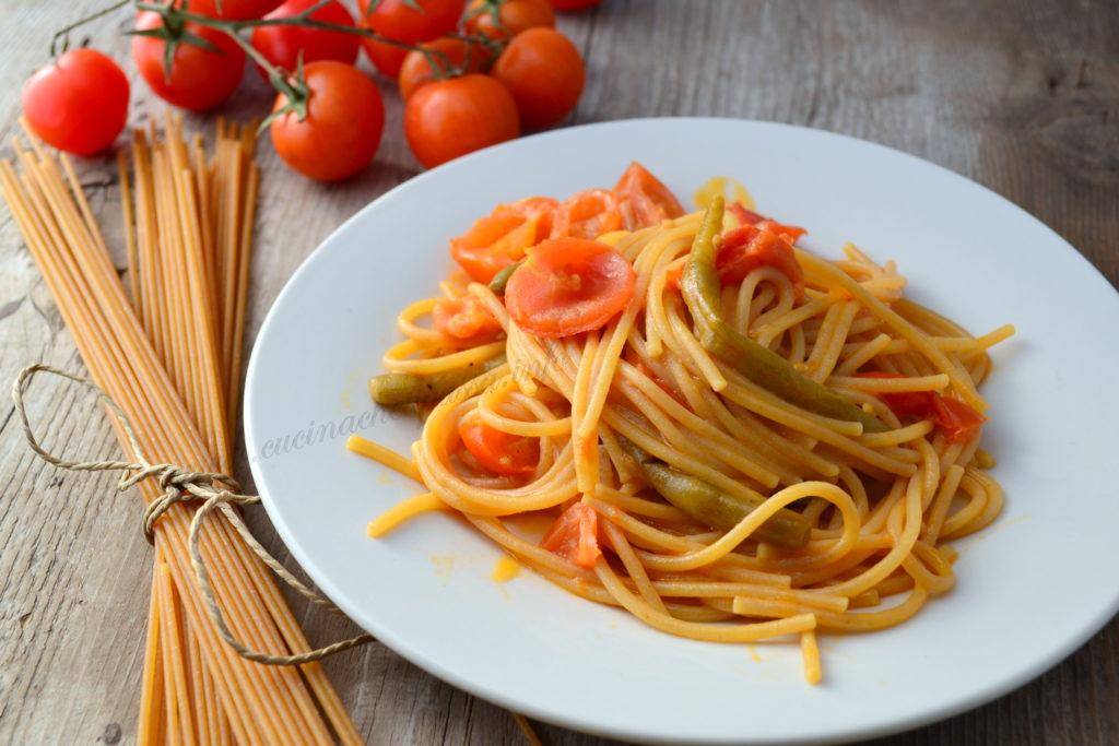 Pasta integrale con sugo di pomodoro e basilico
