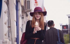 woman with ice cream 2004777 1280 Gelati a prova di dieta: una questione di scelte!