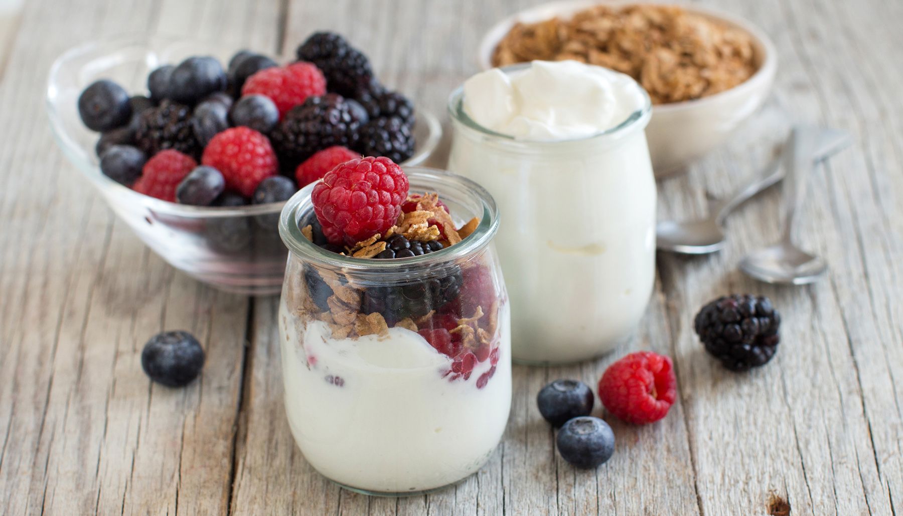 Breakfast with Fresh greek yogurt, muesli and berries Nutrizione Sana