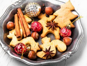 christmas cookies and xmas baubles PXGVWX6 Arriva il Natale: 5 regole per mantenersi in forma durante le feste