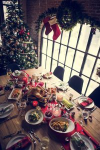 christmas family dinner table concept PE7W9ZJ Arriva il Natale: 5 regole per mantenersi in forma durante le feste