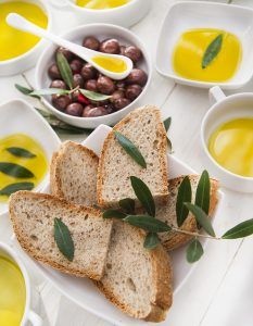 bread and olive oil PMR8TUJ Quanto ne sai sull'Olio Extravergine di Oliva?