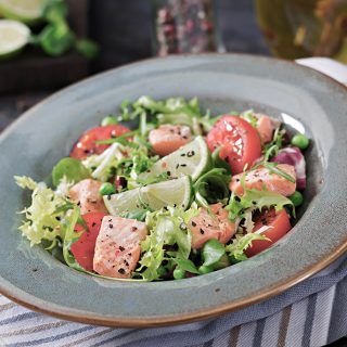 Antipasto con sgombri e lattuga