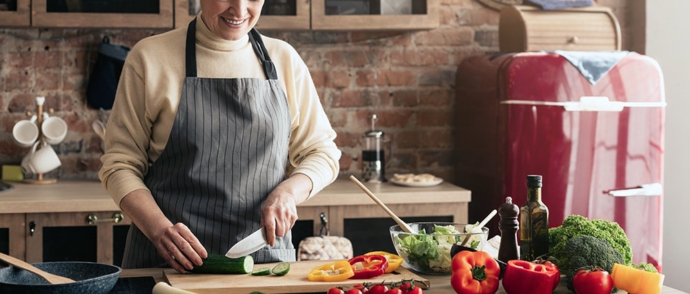 alimentazione in menopausa, una signora che cucina