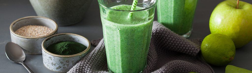 green spinach smoothie with spirulina chia seed YJ6T2B7 1 Spirulina: i segreti di un superfood "spaziale"