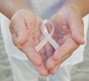 hands holding pink ribbon G53QCFX Tumore al seno e prevenzione: la dieta può contribuire?