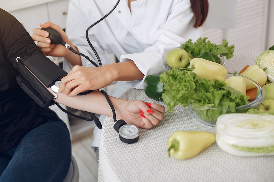 doctor measures the pressure of the patient in FNTVE78 Alimentazione in caso di ipertensione arteriosa