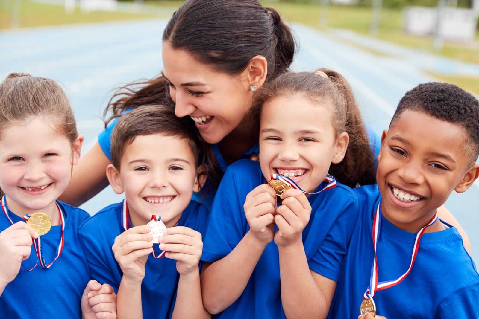 gruppo di bambini che esulta della vittoria, alimentazione per lo sportivo a livello agonistico per bambini e adolescenti