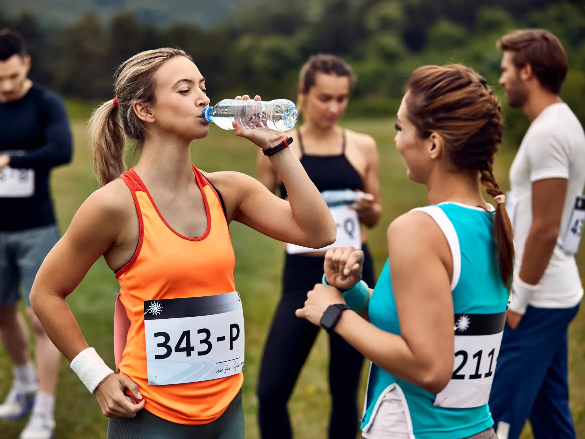 atleta che beve prima dell'inizio di gara, importanza dell'idratazione nell'alimentazione di uno sportivo a livello agonistico