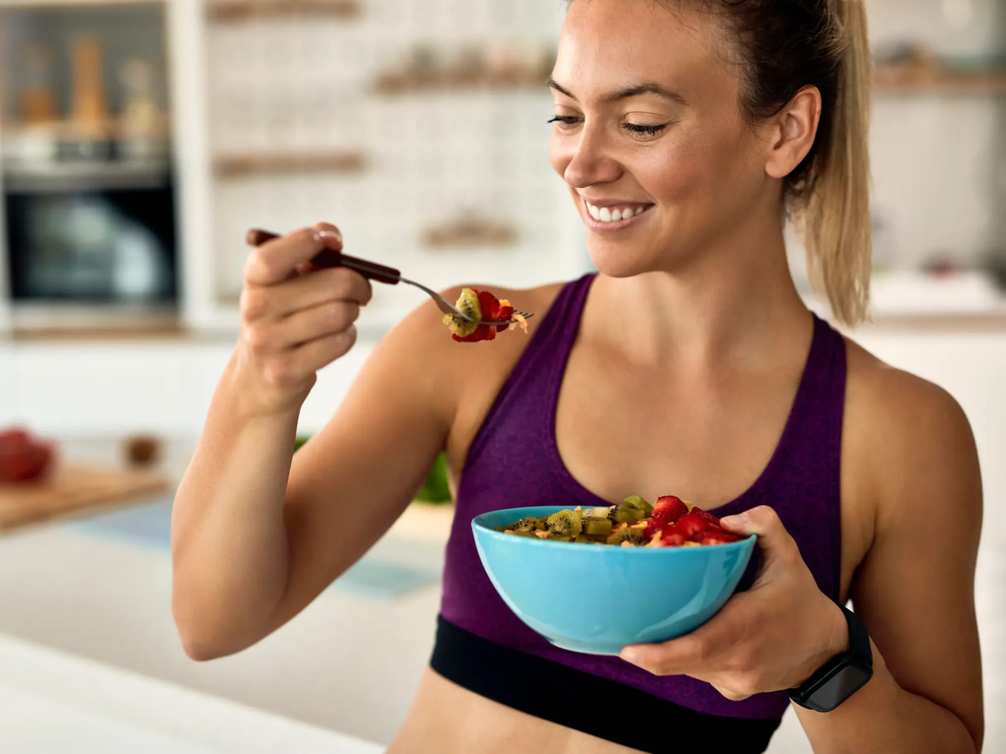 immagine di una ragazza sportiva che fa merenda, l'alimentazione dello sportivo a livello agonistico