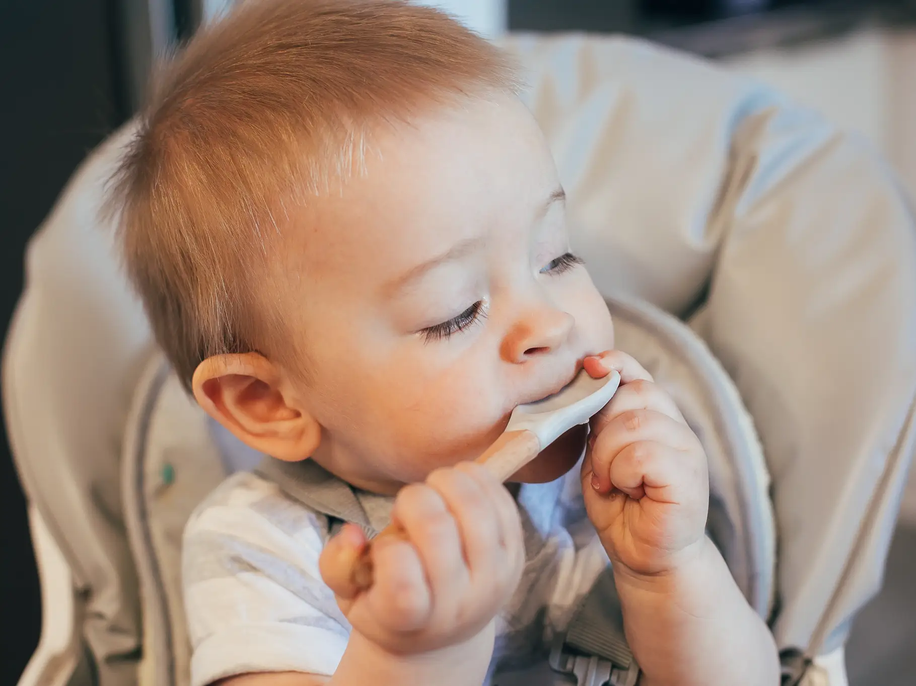 bambino di 1 anno che mangia autonomamente, l'importanza dell'alimentazione dei bambini di 1 anno