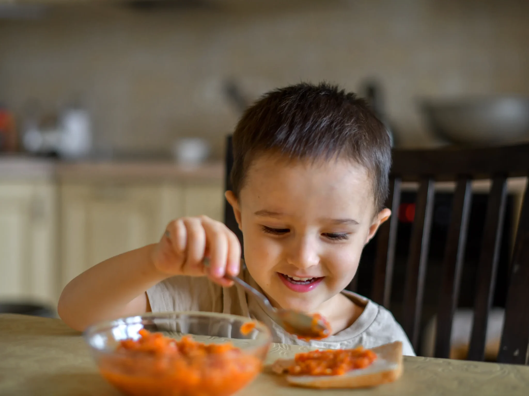 bambino di 18 mesi che mangia, l'alimentazione dei bambini di 18 mesi