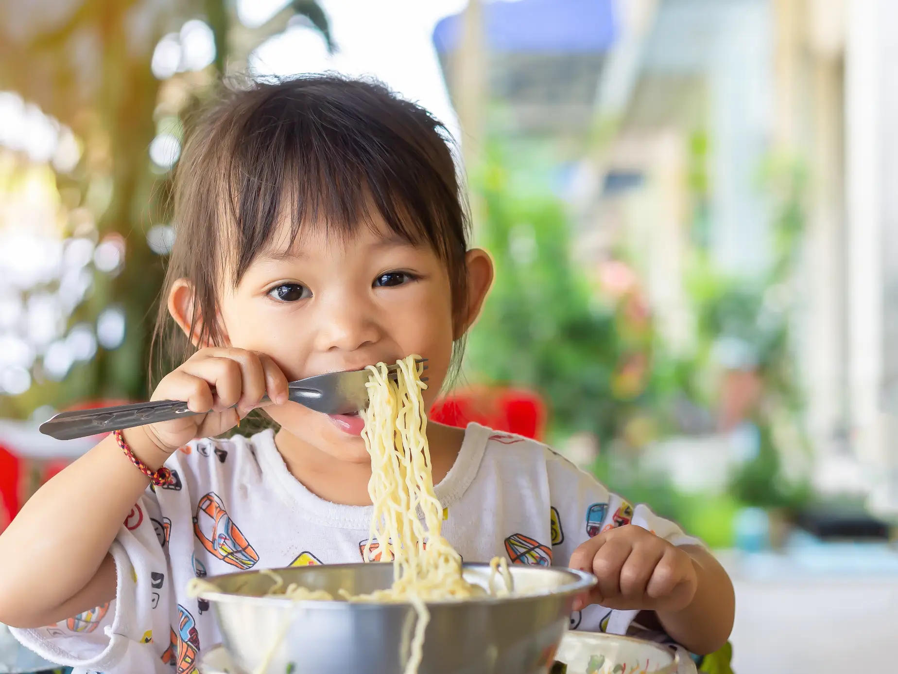 bambina di 2 anni che mangia gli spaghetti, importanza dell'alimentazione per i bambini di 2 anni
