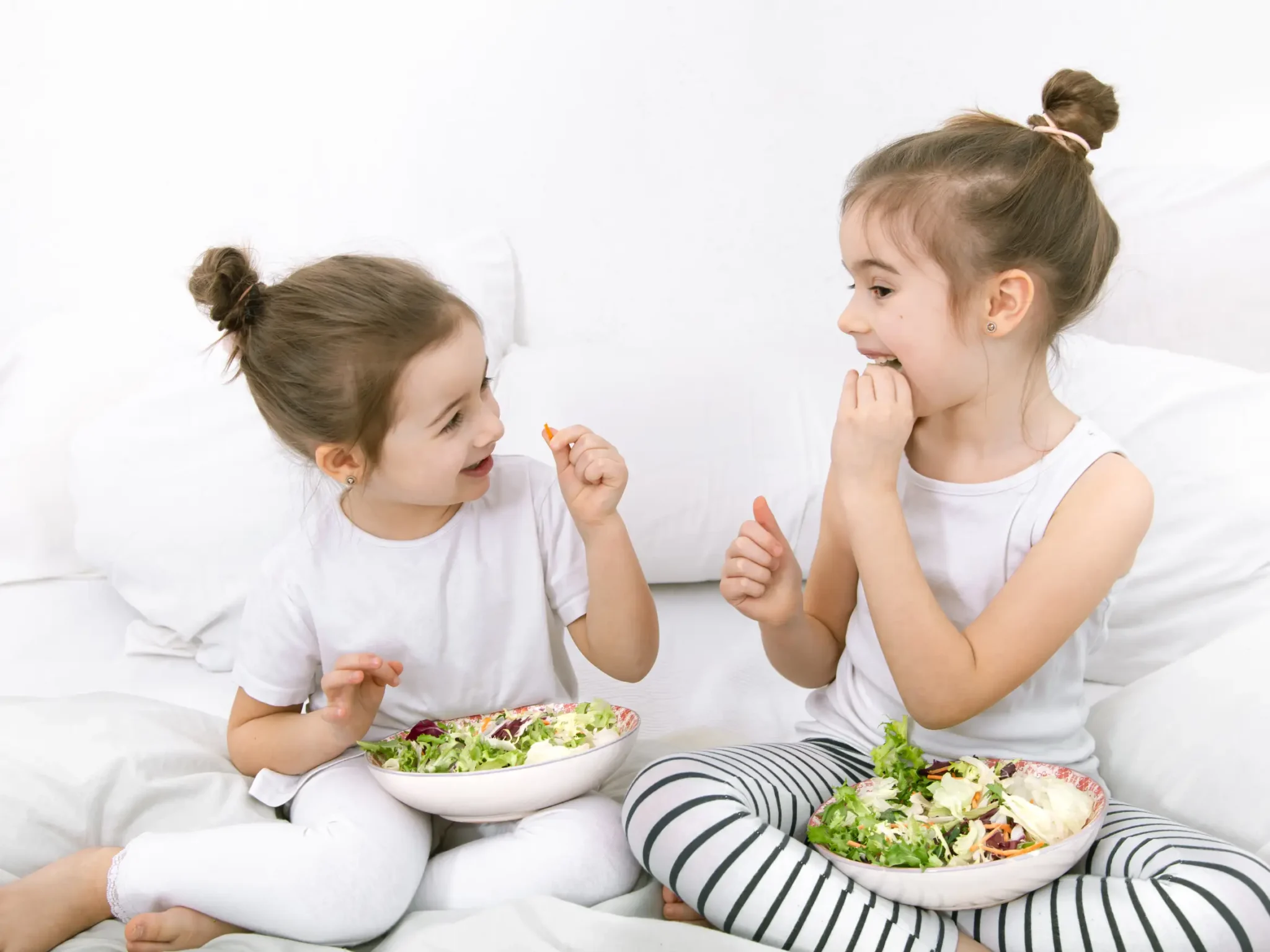 bambine che mangiano cibo salutare, l'importanza dell'alimentazione nell'infanzia