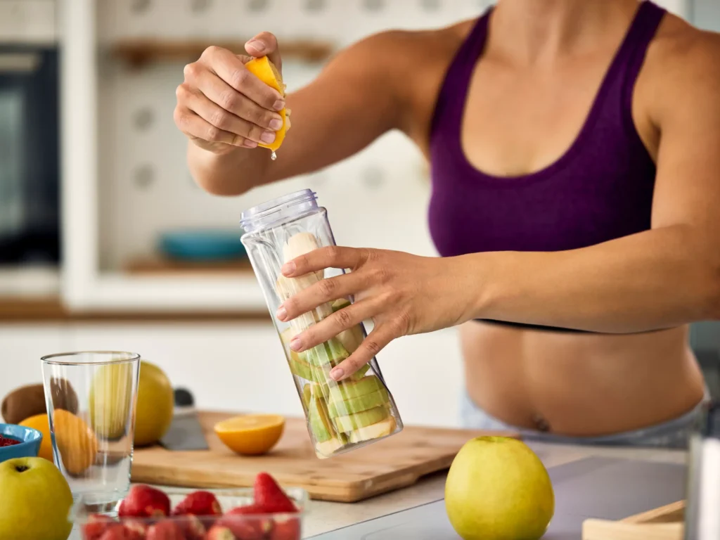 ragazza sportiva che prepara uno spuntino sano, alimentazione per dislipidemia