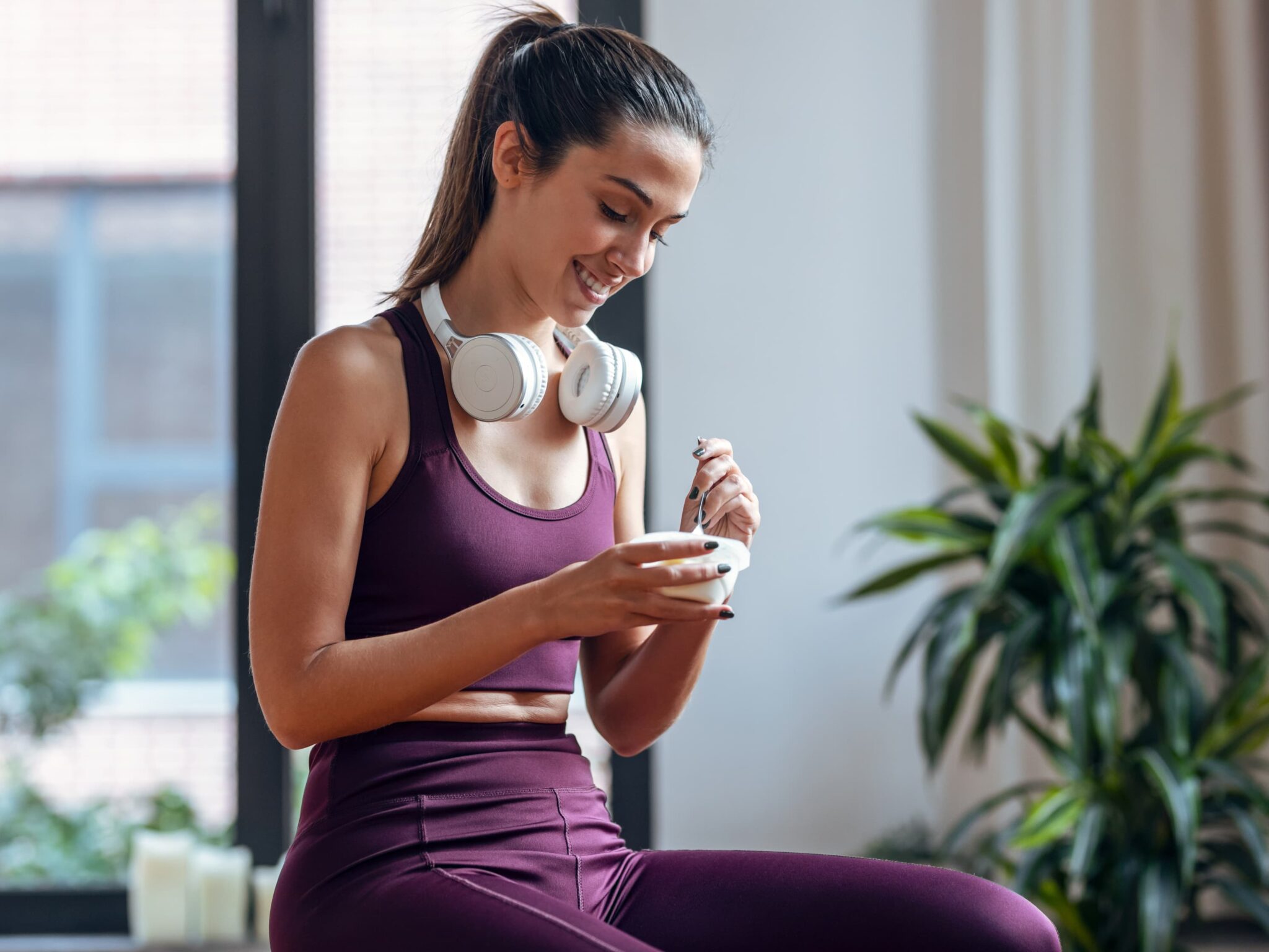 ragazza che fa uno spuntino prima dello sport, alimentazione per lo sportivo a livello dilettantistico