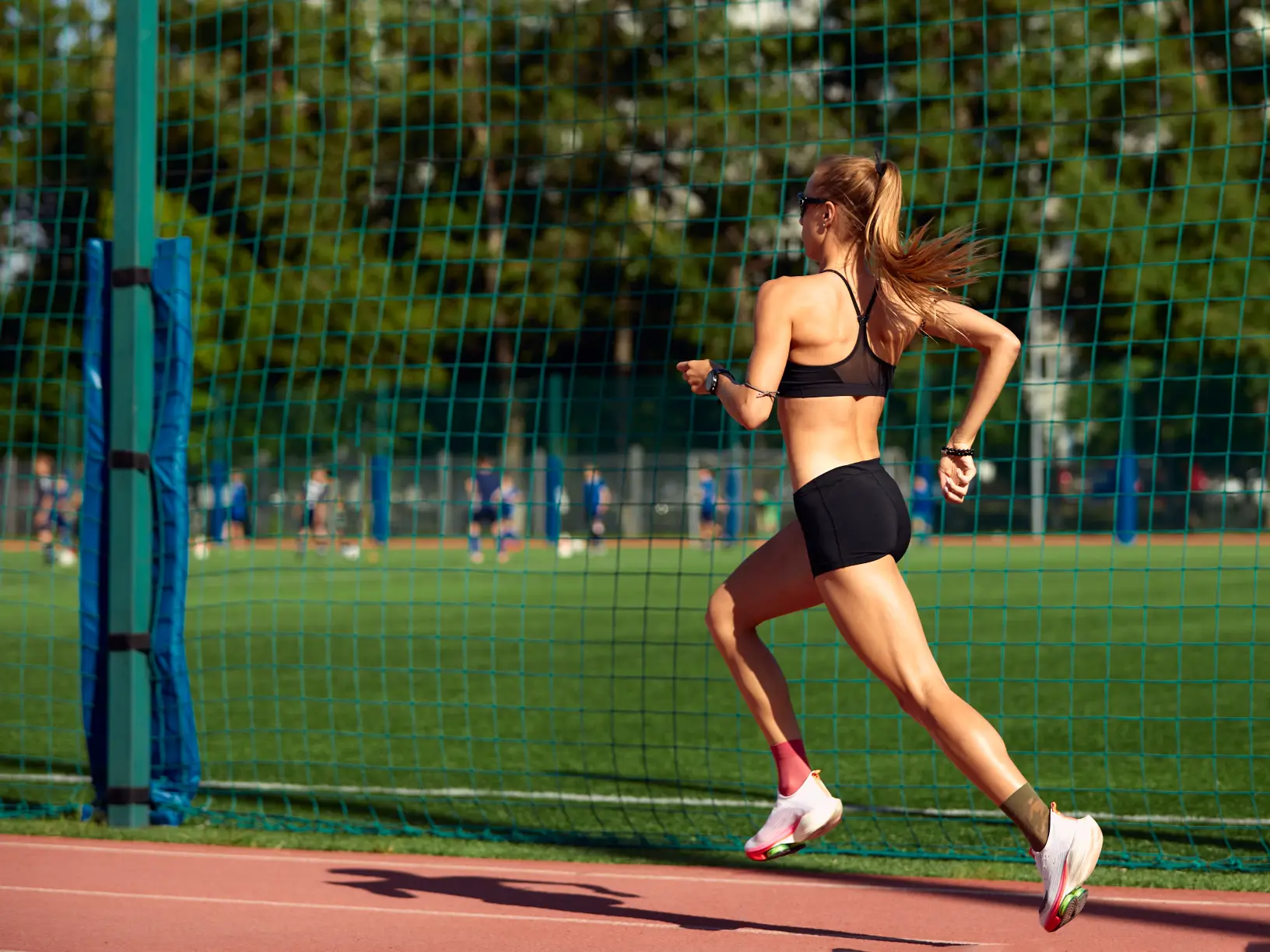 ragazza che si allena sulla pista di atletica, l'alimentazione vegetariana e vegana per gli sportivi