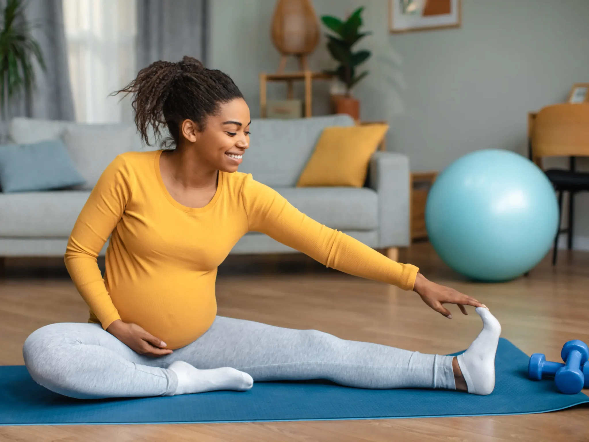 donna in gravidanza che fa yoga, praticare attività fisica moderata in gravidanza