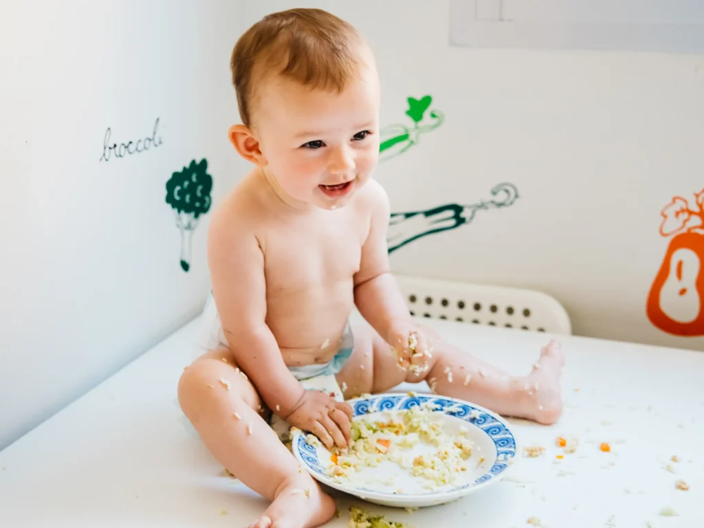 bambino che mangia in modo autonomo con autosvezzamento, le differenze tra svezzamento e autosvezzamento