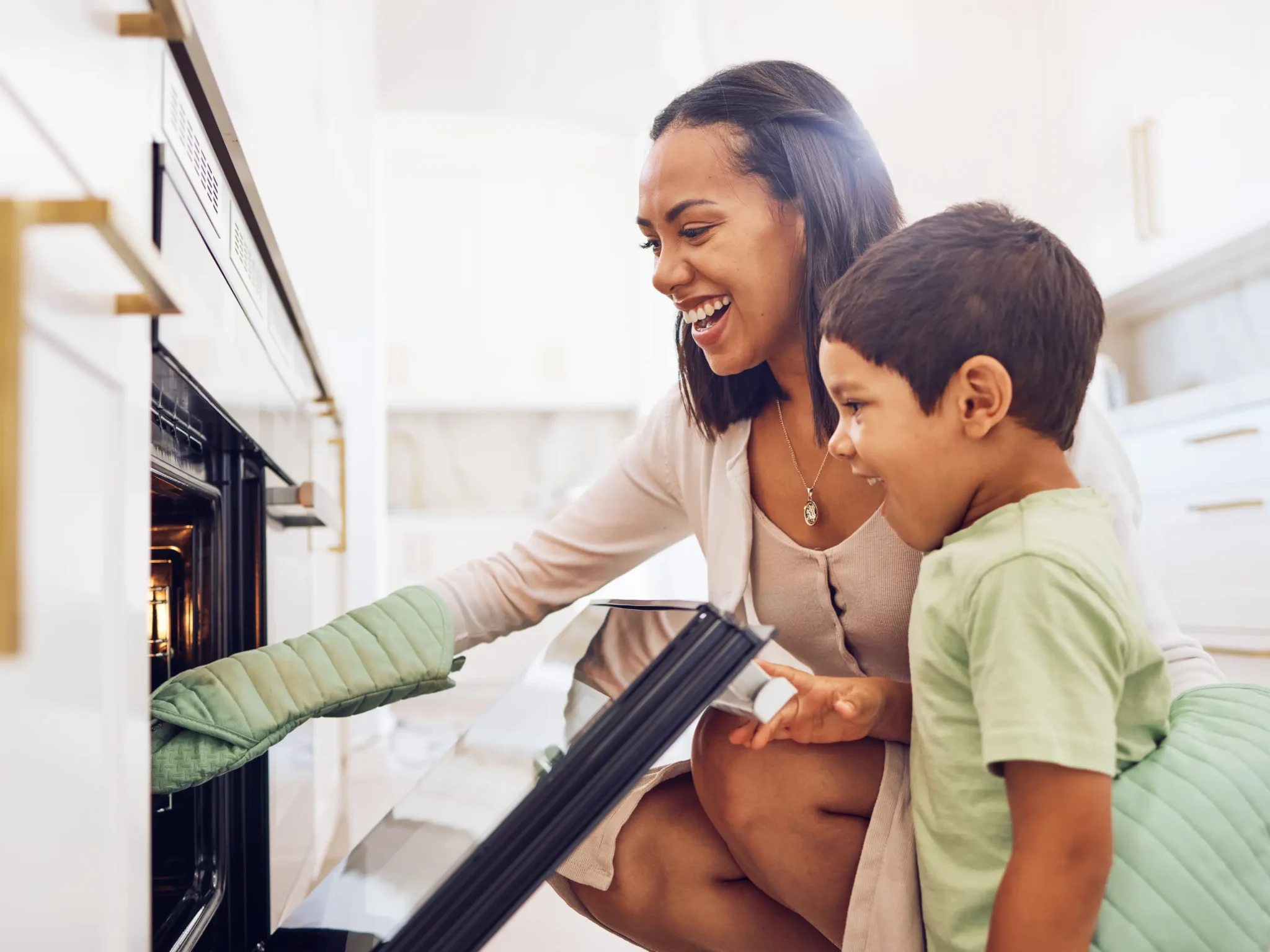 bambino coinvolto dalla mamma nella preparazione dello spuntino, come spiegare la sana alimentazione ai bambini e l'alimentazione nell'infanzia