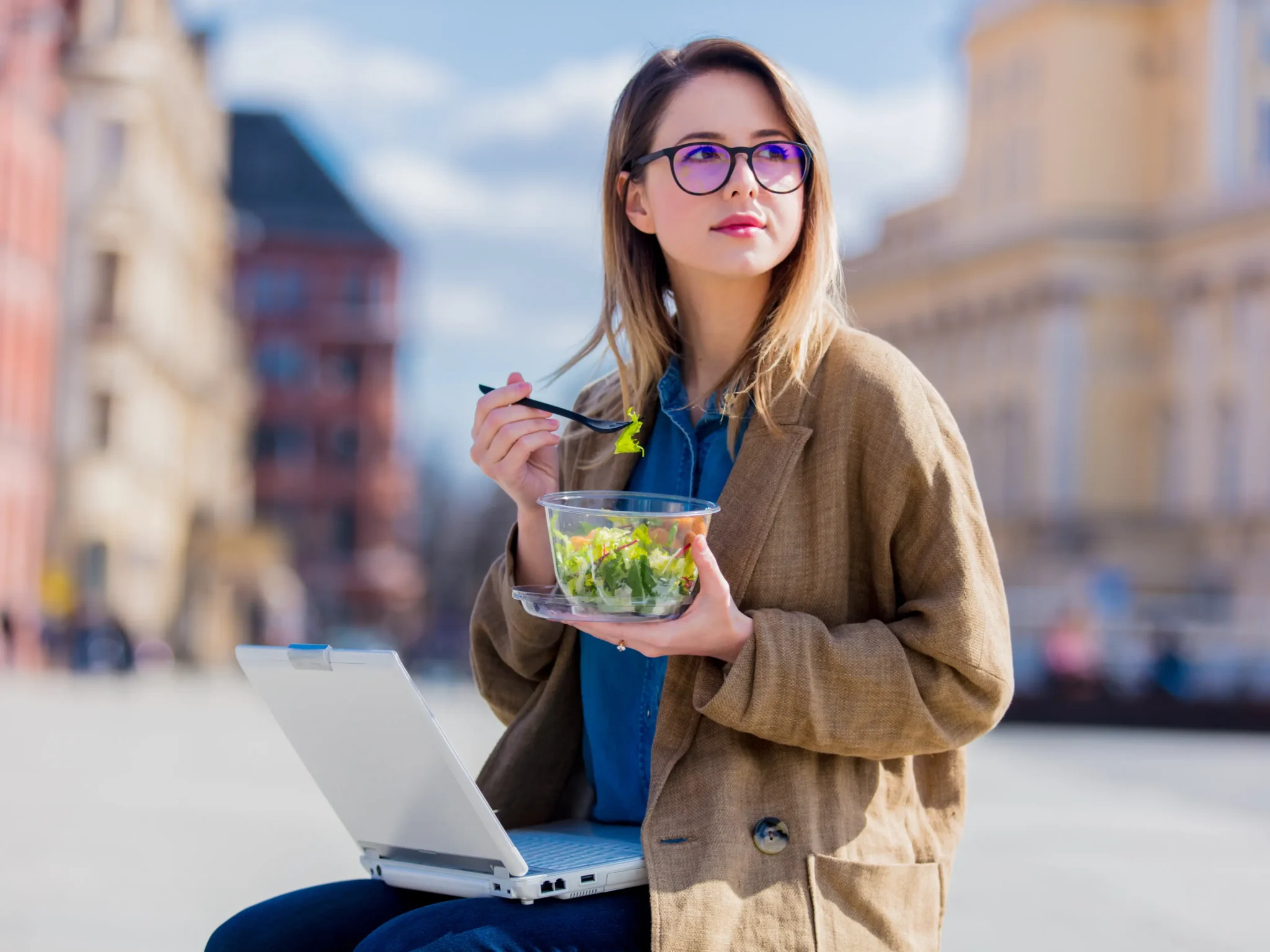 ragazza in pausa pranzo, è importante consumare pasti regolari se si soffre di stitichezza