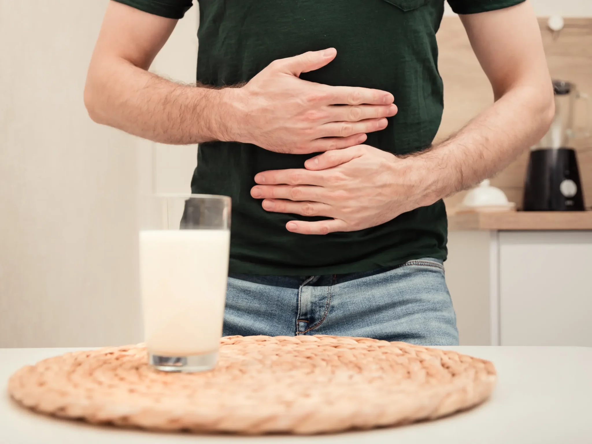 foto di un ragazzo con sintomi di intolleranza al lattosio ed allergia al latte, la differenza tra allergia e intolleranza al lattosio