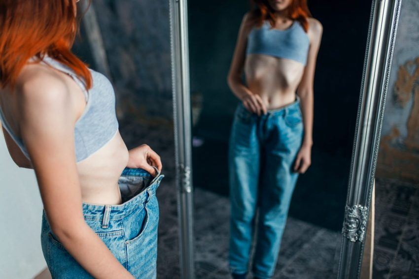 Disturbi del comportamento alimentare ragazza allo specchio