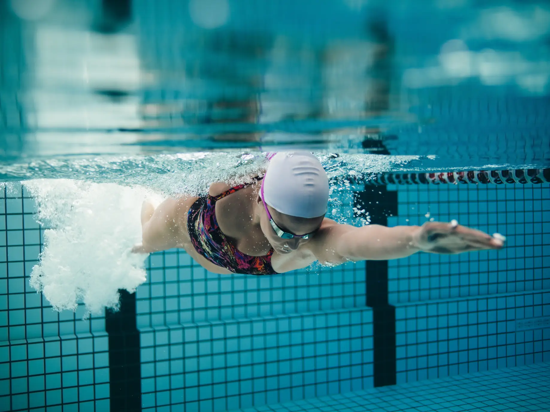 ragazza che fa nuoto, è importante fare attività fisica se si soffre di stitichezza