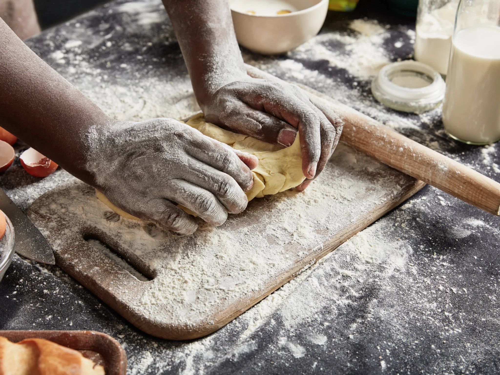 immagine della preparazione di impasto lievitato, intolleranza al lievito come sostituirlo nelle preparazioni di prodotti lievitati