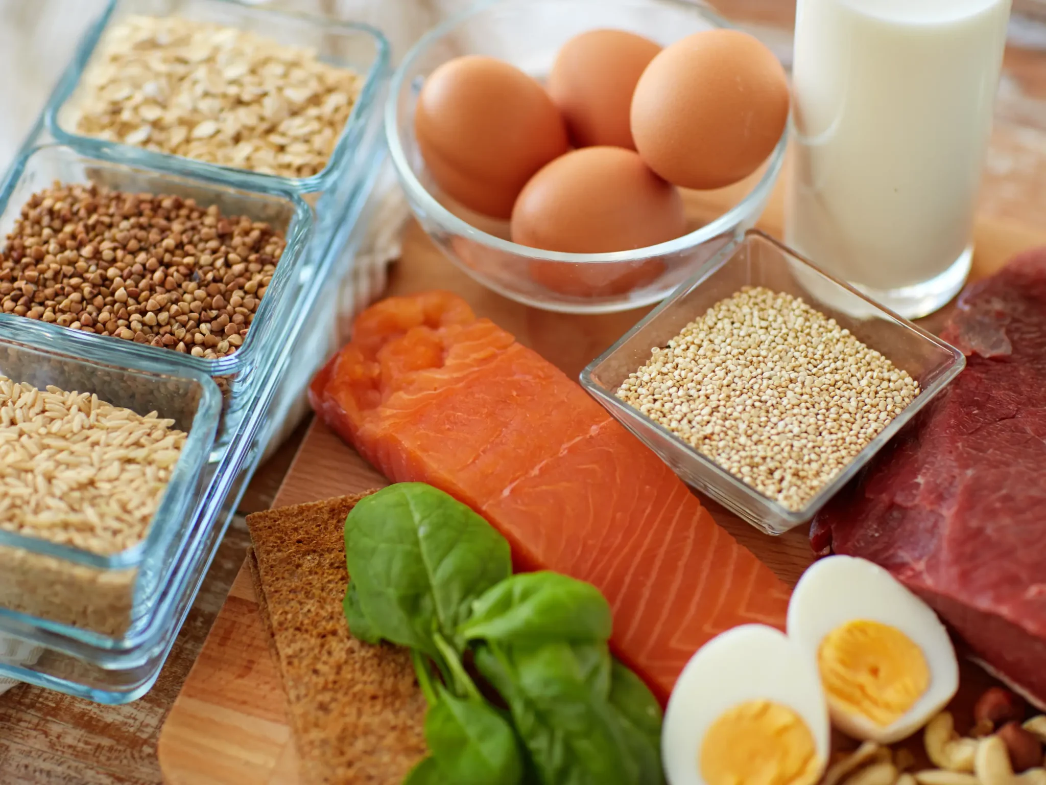 immagine di diversi alimenti che contengono proteine animali e vegetali, le proteine nell'alimentazione dello sportivo a livello agonistico