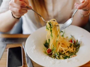 immagine di un piatto di pasta, si consiglia di masticare lentamente con gonfiore addominale