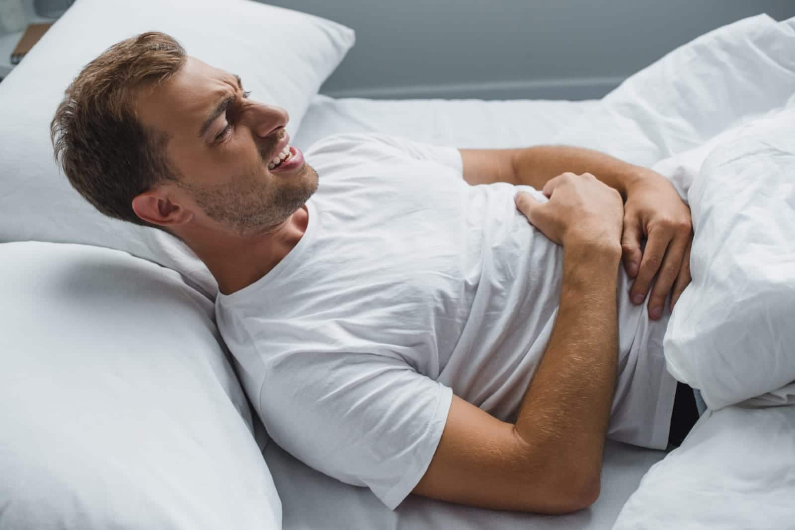 Uomo che soffre per patologia morbo di crohn