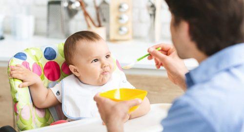 Assunzione delle proteine durante lo svezzamento: il padre svezza il neonato