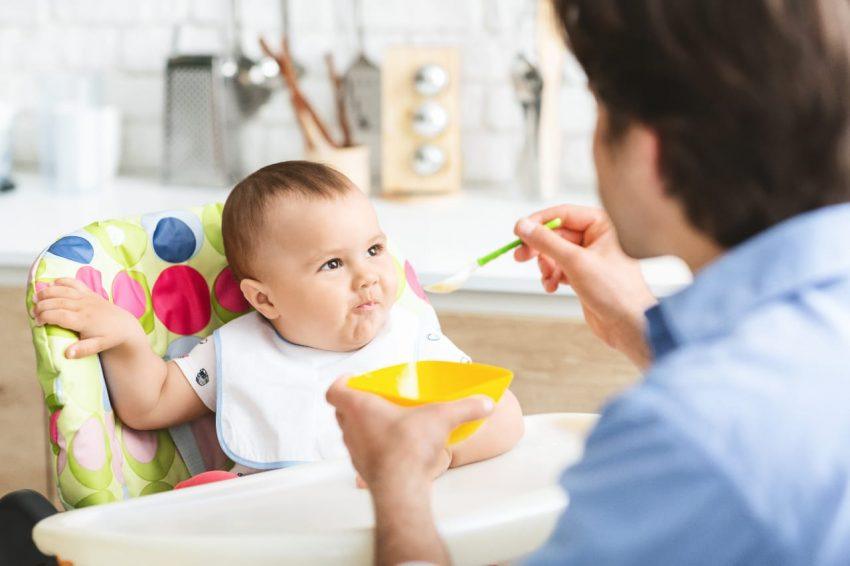 Assunzione delle proteine durante lo svezzamento: il padre svezza il neonato