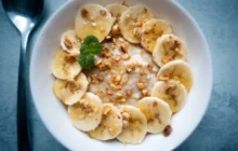 Dessert con muesli alla banana ricotta al cacao e granella di nocciole Ricette