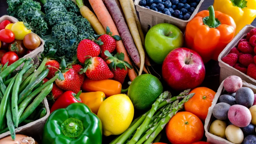 Dimagrire in estate mangiando frutta e verdura con consigli del nutrizionista