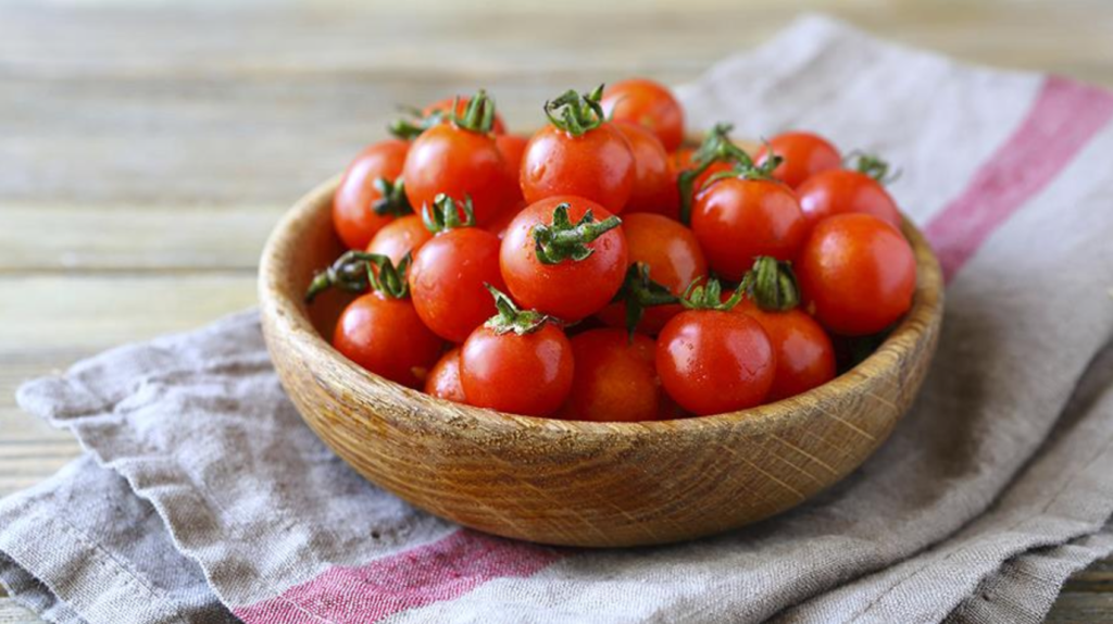 Vi presento questa leggera e gustosa insalata con farro fagiolini e pomodori, un primo piatto fresco ed estivo, da consumare per pranzo o cena ed è ideale anche da portare con sè magari in spiaggia, in montagna o per la pausa in ufficio.