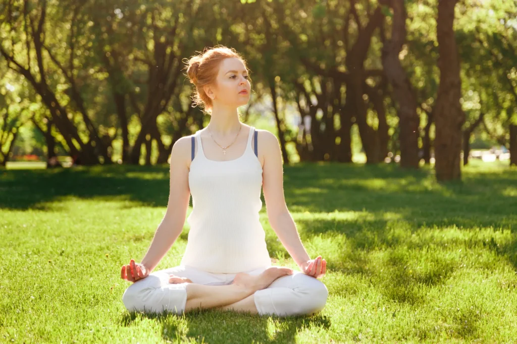 l'immagine rappresenta attività fisica leggera, come lo yoga all'aperto