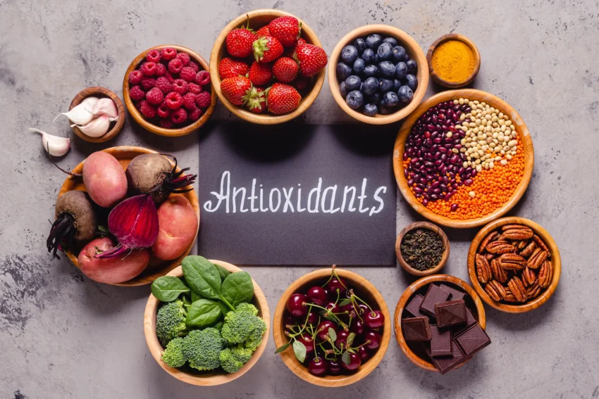 la foto rappresenta vari cibi antiossidanti