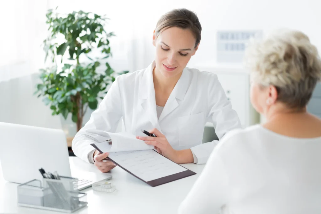 l'immagine rappresenta una donna che chiede al nutrizionista consigli per alimentazione in menopausa