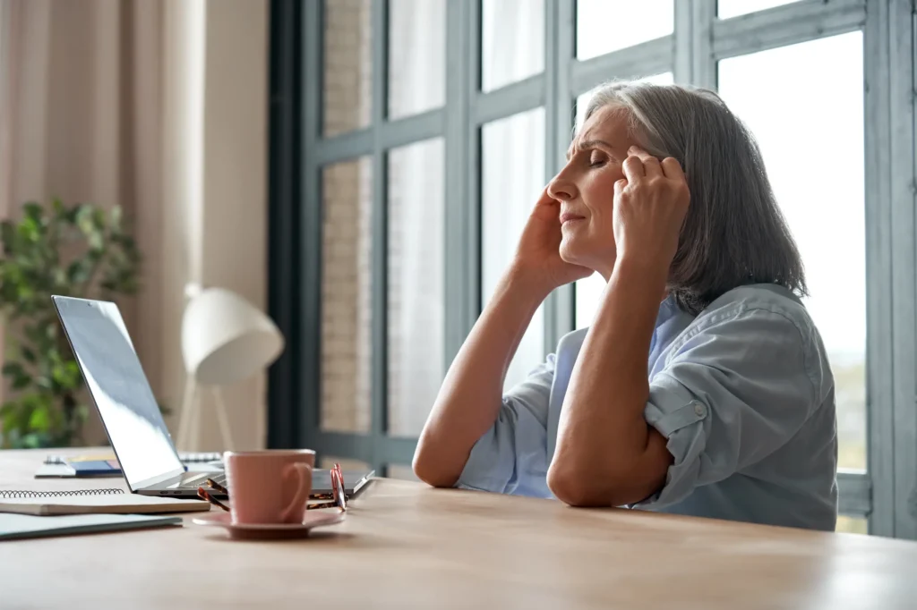 l'immagine rappresenta una donna con sintomi della menopausa