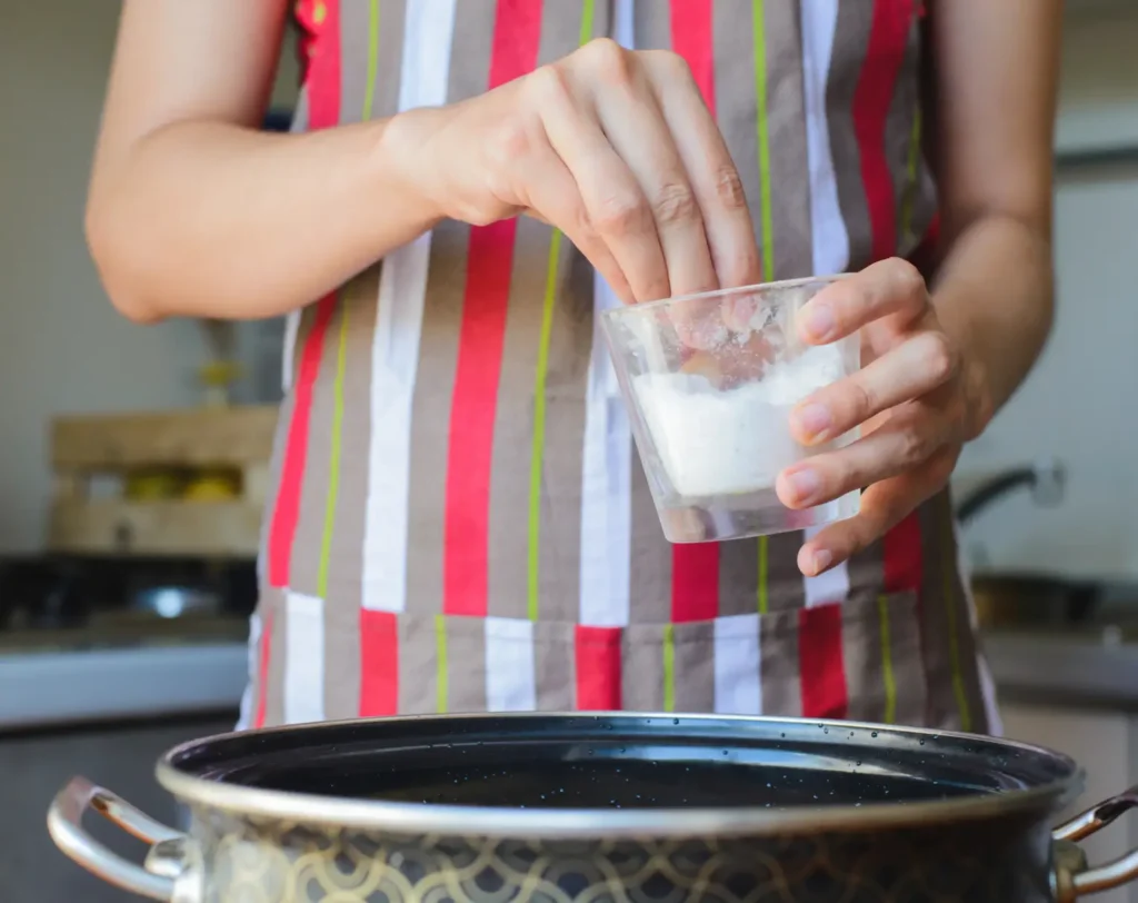 l'immagine rappresenta l'utilizzo del sale in cucina, con dosi da limitare