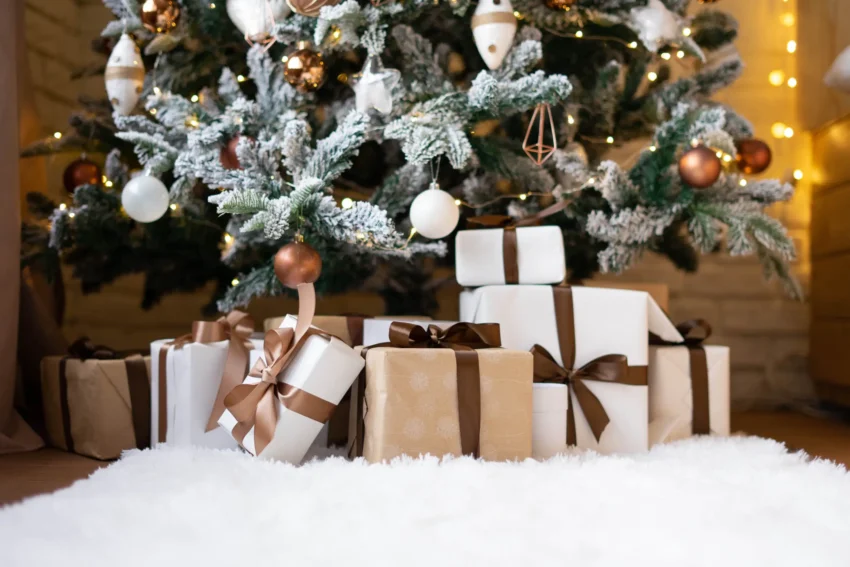 l'immagine rappresenta un albero di natale con molti regali al di sotto