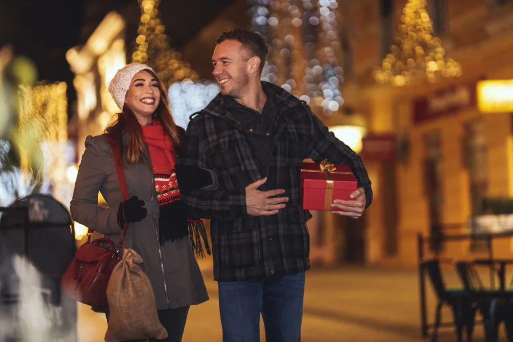 l'immagine di una coppia che una camminata a piedi per comprare i regali