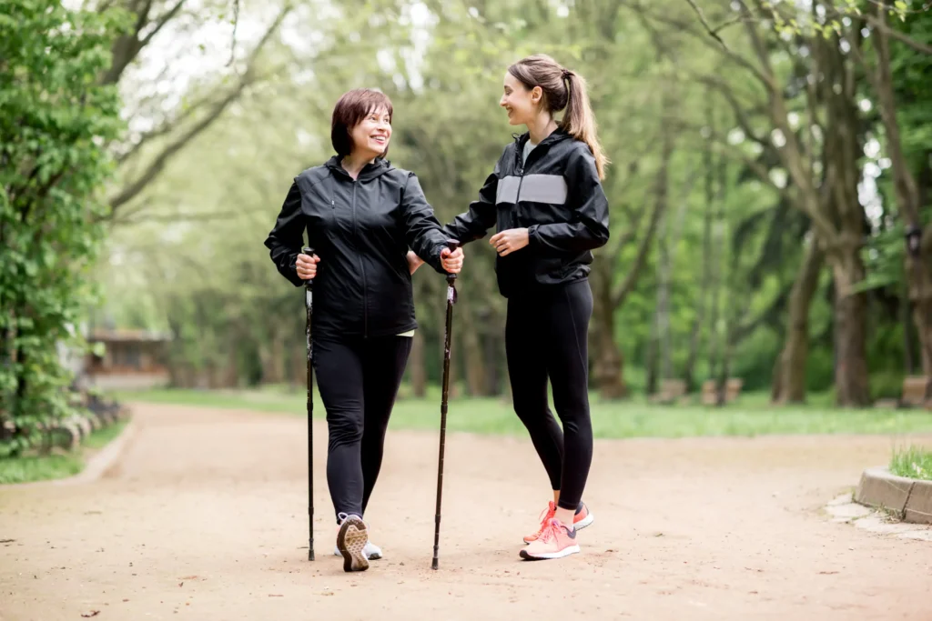 l'immagine rappresenta una coppia di donne che cammina nel parco per allenarsi