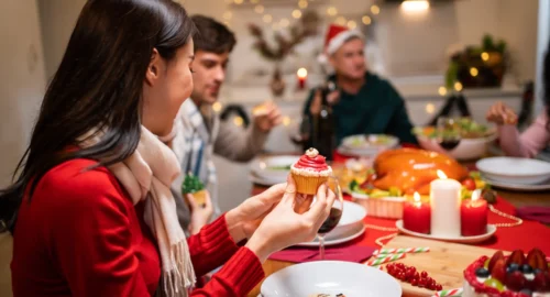 l'immagine di una famiglia a tavola a natale