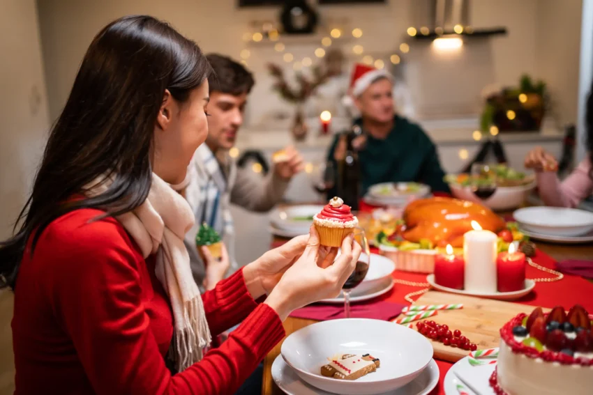 l'immagine di una famiglia a tavola a natale