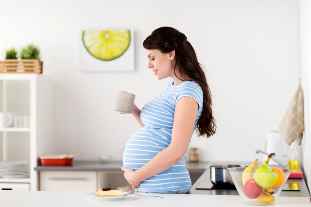 l'immagine rappresenta una donna in gravidanza che mangia uno spuntino