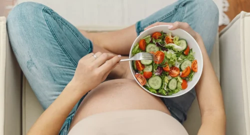 l'immagine rappresenta u pranzo sano per una donna in gravidanza e allattamento