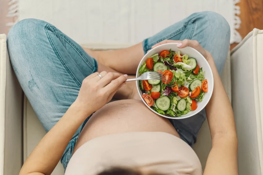 l'immagine rappresenta u pranzo sano per una donna in gravidanza e allattamento